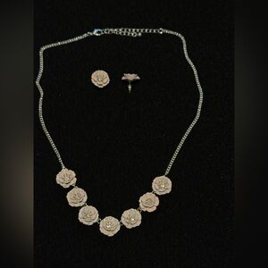 Set of Necklace and earrings color Silver and light pink flowers